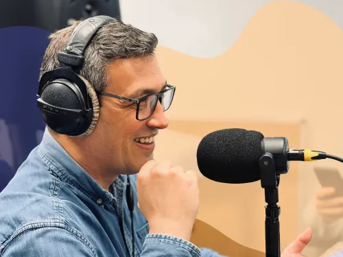 Alexandre FRANCO, de profil, au micro de Capté podcast
