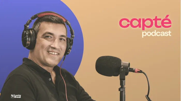 Image de couverture pour présenter Capté podcast. Alexandre Franco, fondateur et animateutr du podcast est au micro avec un casque sur les oreilles.